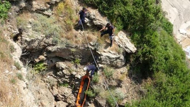 Muratpaa ilesi irinyal Mahallesi?ndeki falezlerde bulunan nciralt Plaj'nda bugn saat 14.00 sralarnda kayalklar zerinde bir kiinin hareketsiz yattn grenler, 112 Acil ar Merkezi'ne bildirdi.
