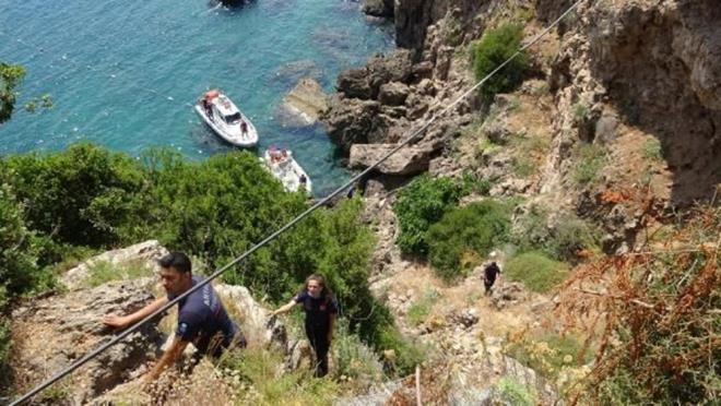 Yaplan kontrollerde bu kiinin ld belirlendi. Deniz polisi tarafndan bota alnan ceset, yat limannda bulanan Deniz ube Mdrl'ne gtrld.