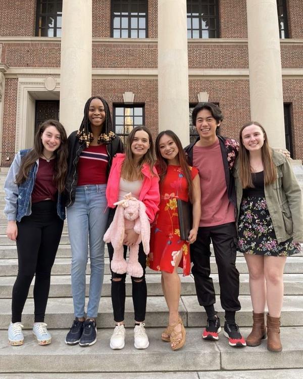 Onur Tan, ''Aaaahhhhhhh alamak istiyorum.... iim iime smad resmi grnce... nasl mutluyum, nasl yalym ki gzm de yal.:))) son cmlenin ingilizcesi yok evirmeye urama.:))) harvard dev bir baar ama hayat yolunda Harvard'dan ok daha byk ok daha muazzam baarlarn stesinden geleceini yle iyi biliyorum ki...'' yazd.