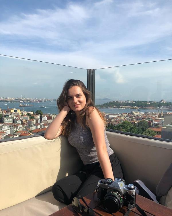 ''Kadnn toplumdaki yerine dair sahip oldugum hassasiyeti beni takip edenleriniz bilir. Psikoloji bitirme tezimi de kullandmz dilin erkek egemen alanlarda alan kadnlara kar sahip oldugumuz bilin d inanlar nasl etkiledii uzerine yazdm.''