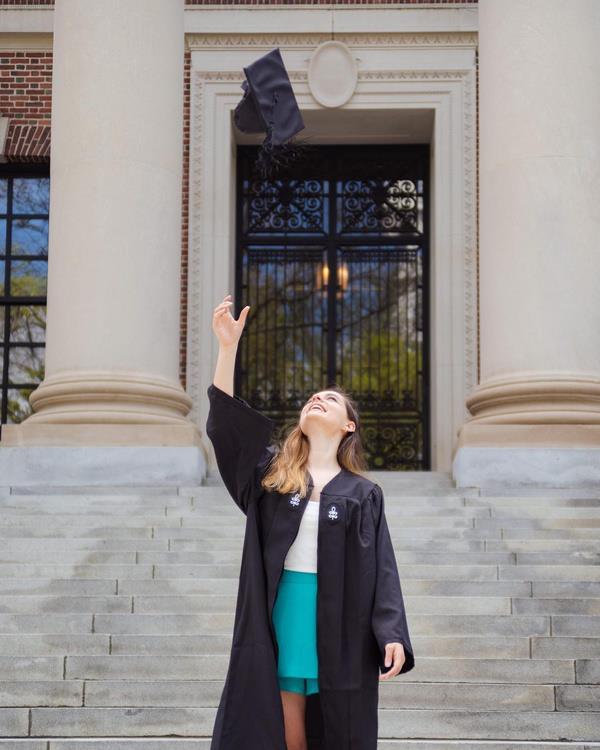 "Lisedeki en yakn arkadam bana bu ayc hediye ettiinden beri Harvard?a gitmek benim hayalimdi. Bugn Harvard?dan mezun oldum!"