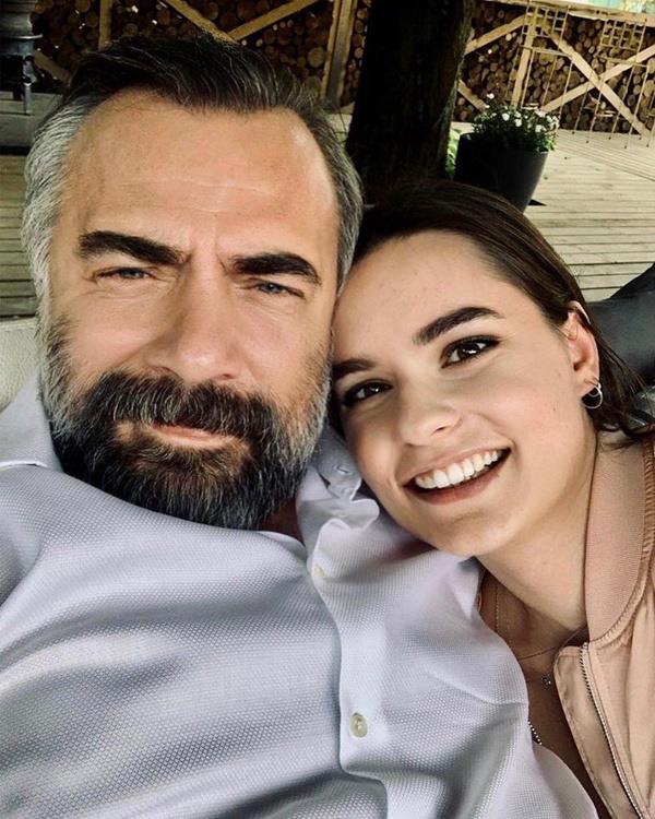 ATV'nin en ok izlenen dizilerinden biri Ekya Dnyaya Hkmdar Olmaz dizisinde oynayan Ece Hakim, dizi esnasnda Harvard niversitesi'ni tam burslu kazanmt. Eitimi iin Amerika'ya yerleen Hakim, diziden ayrlmt.