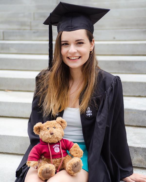 imdilerde Harvard niversitesi'nde bitirme tezini veren Hakim, mezun olduunu duyurdu. Psikoloji blm eitimini tamamlayan oyuncu, Instagram hesabndan unlar yazd: