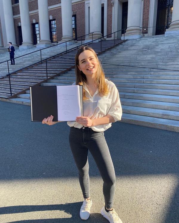 Ece Hakim, tezi zerine ise Instagram'da unlar yazmt:    ''Merhaba! Uzun bir suredir Instagram?da aktif degildim nk... Harvard?da bitirme tezim uzerine alyordum!''