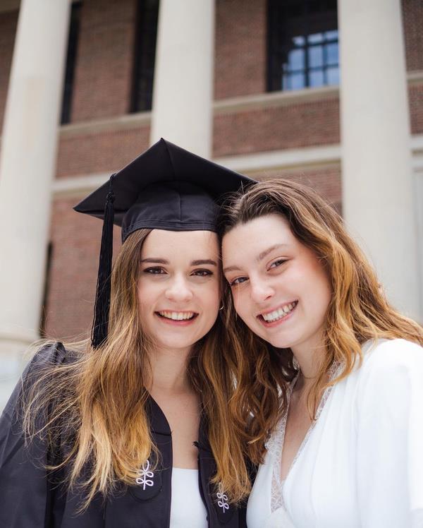 Mjdeli haberi sevenleriyle paylaan Ece Hakim'e tebrik mesajlar yad. EDHO'da beraber rol aldklar Yasemin Sakallolu, ''Gzel suratlm. Gitmeden birka gn nce kafede oturduumuz zaman geldi aklma. Zaman ne hzl. imdi senin iin her ey eskisinden daha gzel olsun inallah'' yazd.