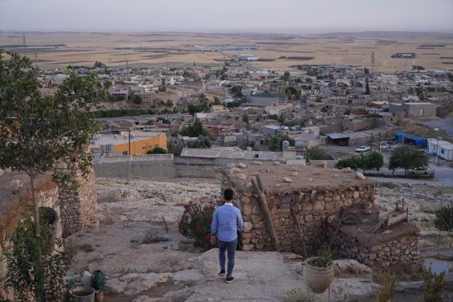 Musul'un 45 km kuzeyinde yer alan Alku kynn dalk blgesinde  ay iinde ina edilen kyn lke turizmine katkda bulunmas amalanyor.