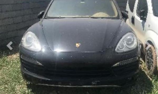 2012 model Porsche Cayanne  <br>  hale balang bedeli: 302 bin lira    Muhammen bedeli: 600 bin lira