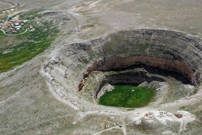 "Sabah tarla ierisinde obruk yoktu. Erken saatlerde kalktm, sulama borularn deitirdim. Sonra dier tarlaya gittim, geldim. Dndmde tarlann ortasnda farkllk grdm. Yanna yaklamaya altm ama biraz korktum. Korkumu yenerek yaklatmda obruk olduunu farkettim ve hemen dedeme haber ettim. Tarlada yonca ekiliydi. Birka gn nce onun hasad yapld ve balyalar yapld. Obruun olduu tarlada kamyon ve iiler vard. Allah'tan o srada olumad."