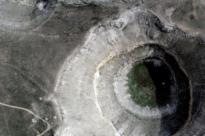 te yandan obruk yeni olutuu iin zaman zaman kmeler devam ediyor.