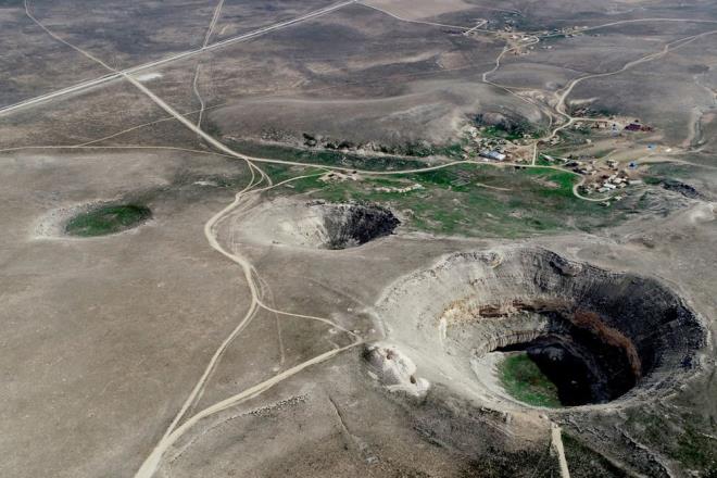 Tarla sahibi ise daha nce de yakndaki baka bir tarlada 2 obruk olutuunu vurgulayarak, "Bu blgede birka tane daha obruk bulunuyor. Tarlada alnca korku yaratyor" diye konutu.
