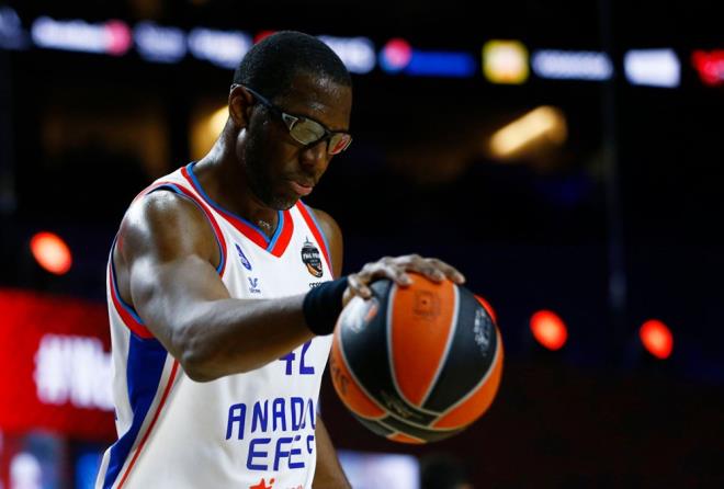 Savunma sertliini artran Anadolu Efes, Larkin, Singleton ve Micic'in saylaryla bitime 2 dakika kala fark 5'e ykseltti: 74-79.