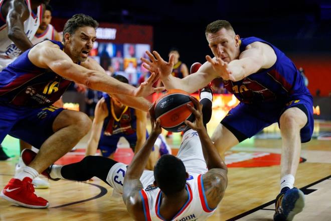 nc eyrekte de iyi performansn srdren Anadolu Efes, Micic'in 3 say izgisinin gerisinden kaydettii basketle 24. dakikada fark ift hanelere kard: 41-52.
