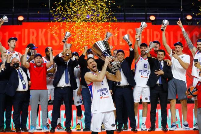 DRDNC FNALDE AMPYONLUK  Final Four'da drdnc kez mcadele eden Anadolu Efes, 2018-2019 sezonunda finalde  CSKA Moskova'ya 91-83 yenilerek ikincilikle yetinmi, 2000 ve 2001'de ise nclk elde etmiti.