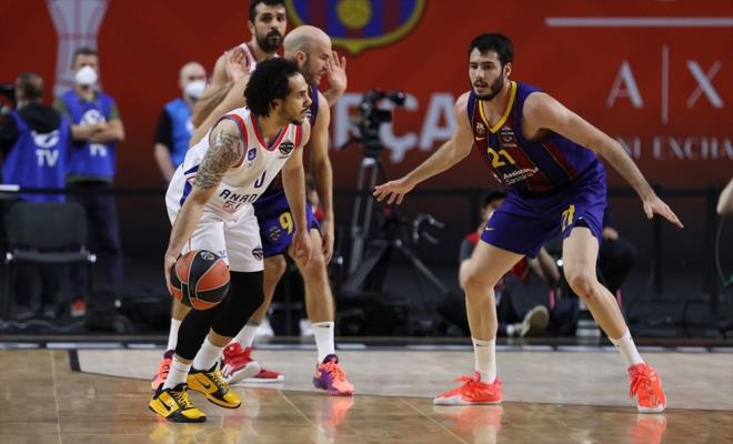 Anadolu Efes, bu dakikadan sonra sahneye kan Larkin'in skorer oyunuyla 12-0'lk seri yakalad ve 19. dakikada 7 saylk fark elde etti: 29-36. Lacivert-beyazllar, soyunma odasna 39-36 stn gitti.