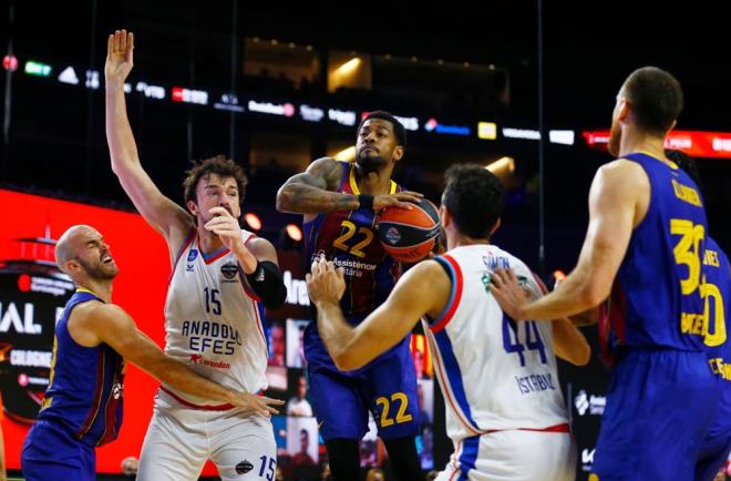 Higgins ile d atlardan skor reten Barcelona karsnda Micic ve Larkin ile 16 say bulan Anadolu Efes, final periyoduna 65-58 nde girdi.