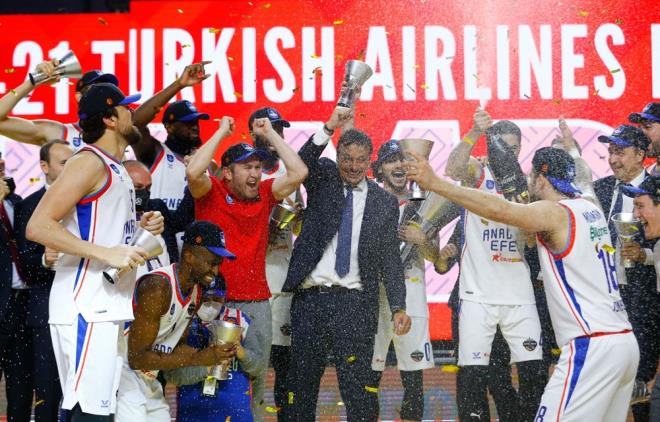 KUPA KNC KEZ TRKYE'DE    Anadolu Efes, Avrupa kupalarnda 25 yl sonra ikinci ampiyonluunu kazand.    Lacivert-beyazl takm, 1996 ylnda Trk basketbol tarihinin ilk Avrupa kupasn elde etmiti. Baantrenr Aydn rs ynetimindeki Anadolu Efes, 1996'da Avrupa Radivoj Kora Kupas'n kazanarak byk bir baarya imza atmt.    Anadolu Efes, Fenerbahe'nin ardndan Euroleague'de ampiyonlua ulaan ikinci Trk takm oldu.