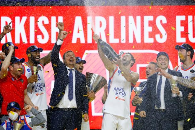 Deneyimli baantrenr, Avrupa'da 4 farkl kupa kazanan nc baantrenr olarak kaytlara geti. Bu baarya daha nce Dusan Ivkovic ile Aito Garcia Reneses imza atmt.    Ergin Ataman, ayrca 4 farkl takmda Avrupa kupas kazanan 3. baantrenr unvannn da sahibi oldu. Dusan Ivkovic ile Bozidar Maljkovic 4 farkl takmda, Fenerbahe'nin eski altrcs Zeljko Obradovic ise 6 ayr takmda Avrupa ampiyonluu yaamt.