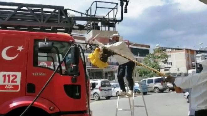 tfaiye ekipleri zel kyafetler giyerek kova ierisine toplanan arlar bir uval ierisine koyarak blgeden uzaklatrd.    Arlarn olay yerinden alnmas ile hastane acil giriinde ileyi normal akna dnd.