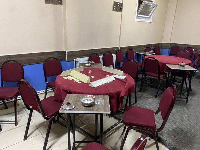 8- KAHVEHANELERDE OYUN OYNANAMAYACAK  Kahvehane, kraathane, kafe, dernek lokali, ay bahesi, ay oca gibi yerlerde oyun oynanamayacak, ayn masada ak alanlarda 3, kapal alanlarda 2'den fazla mteri olamayacak.