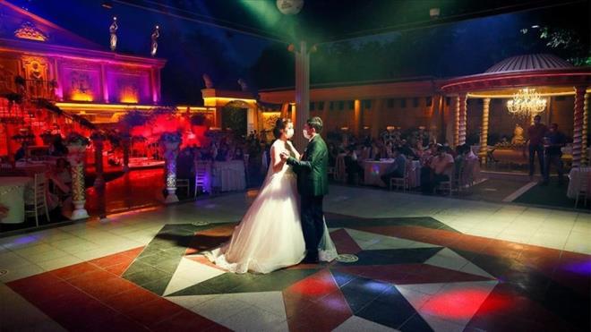 14- NAN VE KINA 1 TEMMUZ'DAN SONRA  Nikah trenleri, nikah merasimi eklindeki dnler, kapal alanlarda kii ba asgari 6 metrekare alan braklmas, azami 100 davetli olmas artyla yaplabilecek, nian ve kna gibi etkinliklere ise 1 Temmuz'dan sonra izin verilecek.    Nikah treni ve dnlerde 15 Haziran'dan sonra yiyecek-iecek ikram yaplabilecek, kapal alanlarda azami davetli saysna ilikin kstlamaya son verilecek.