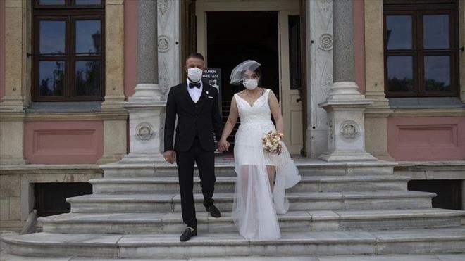 13- AIK HAVADA DAVETL SINIRLAMASI YOK  Nikah trenleri, nikah merasimi eklindeki dnler ak alanlarda, masa ve sandalyeler arasnda gerekli mesafenin braklmas, temizlik, maske, mesafe kurallarna uyulmas, yiyecek-iecek ikramnn olmamas artyla yaplabilecek.