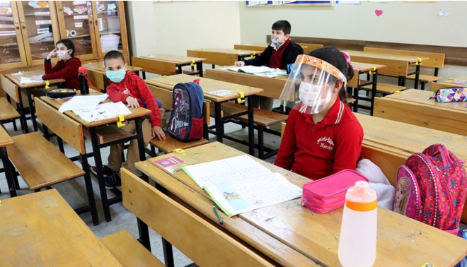 Okullardaki yz yze eitimlere katlm, istee bal olacak.    Trkiye genelinde renciler, 2020-2021 eitim retim yl karnelerini 18 Haziran'da alabilecek.