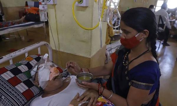 Tek gz karlarak tedavi ediliyor  <br>  Zayf baklk sistemine sahip insanlarda lmcl olan Kara Mantar; toprakta, bitkilerde, gbrelerde, ryen meyve ve sebzelerde bulunan mucor kfnn burundan vcuda girmesiyle bulayor.