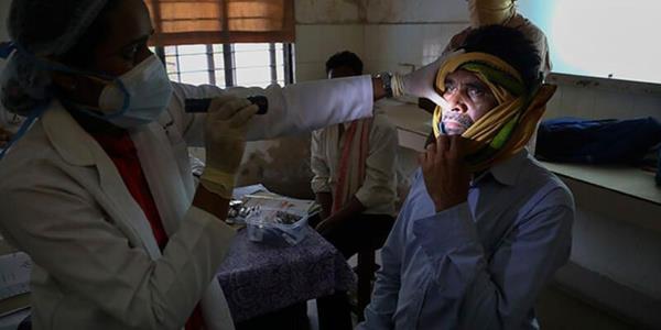 Sinsleri ve beyni etkileyen Kara Mantar hastalna yakalananlarn yzde 80'i acil ameliyata alnmas gerekiyor. Baz hastalarda ancak tek gzn alnmasyla tedavi edilebiliyor.