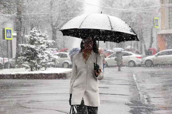 en'in aklamalar yle: Sar uyar byle bir tehlike var dikkat edin denmek istiyor. Marmara'nn dousunda etkili bir ya oldu ancak bugn bir dolu tehlikesi yok. leden sonra douya doru kayacak. Ya hem tarmsal adan hem barajlar iinden iyi ama havalar souk, snamyoruz.