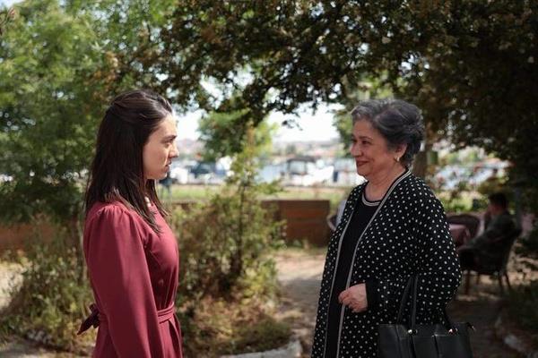 Masumlar Apartman'nn dn akam yaymlanan yeni blm seyirciyi ilk balarda sevindirse de sonlarna doru olduka zd. Birbirinden nl isimleri kadrosunda barndran dizi TRT1 ekranlarnn en ok izlenen yapmlar arasndaki yerini korurken dn akamki blmde arpc gelimeler yaand, seyirci ekranlara kilitlendi.