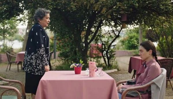 Glben, hi beklemedii bir anda Esat'n annesiyle tant. Glben, bu tanmay kazasz belasz atlatsa da asl snav ennur?un yemek davetinde verdi. Esat'n annesi Glben'i ok sevdiini syledi. Glben ise byk mutluluk yaad.