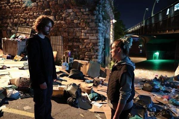 Naci'nin her eyi anlattn dnen Han ise Naci'yi neden apartmann kazan dairesine kapatmak zorunda kaldn aklad. nci ise duyduu gereklerle byk bir ok yaad.