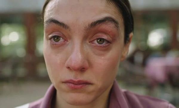 Ancak daha sonra Glben'le buluan Esat'n annesi ennur ona temizlik hastal olduunu ve bunun ok zor bir durum olduunu syledi.