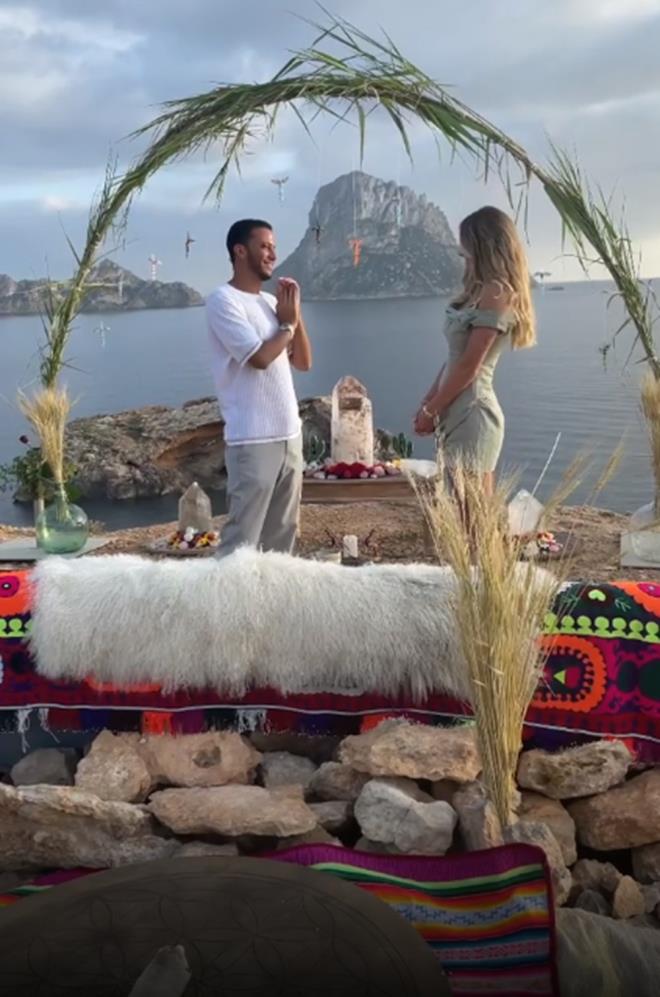 eyma Suba, Instagram'daki son gnderisinde Msrl yatrmc sevgilisi Mohammed Alsaloussi'den ald romantik evlenme teklifini paylat.