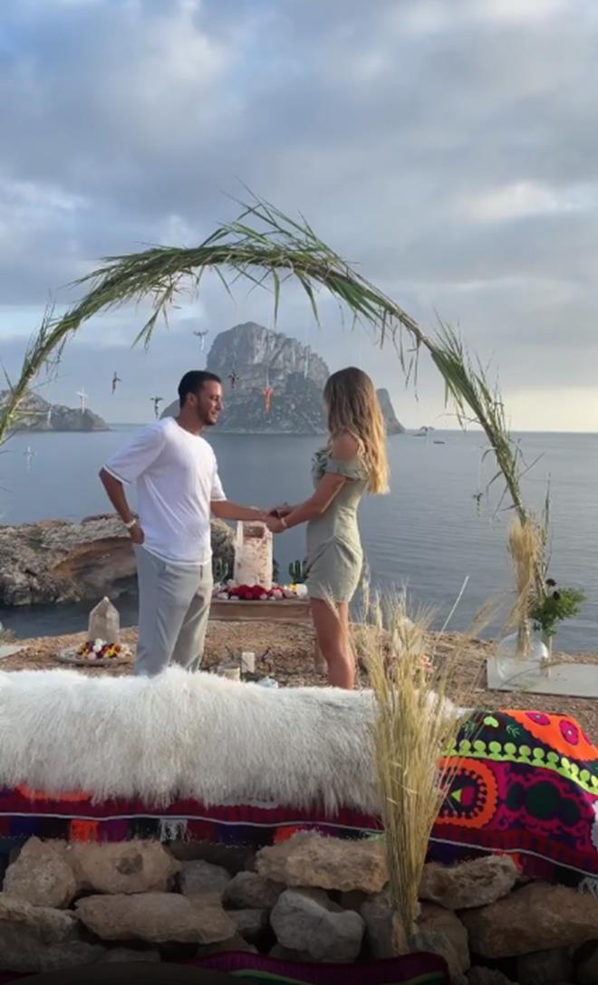 Mohammed Alsaloussi'nin eyma Suba'ya diz kerek evlenme teklif ettii ve Suba'nn teklifi kabul ettii anlar grntlere yansd.