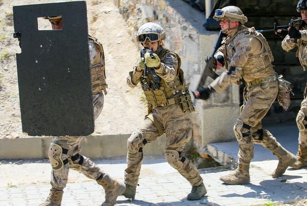 Kurs sayesinde kullandm silahlara daha da hakim oldum. Seri bir ekilde tfekten tabancaya, tabancadan tfee gei, arjr deiiklikleri, koridor ve cadde geileri, ev aramas, kap ve pencereden gei gibi seri operasyonlar gerekletirdik.