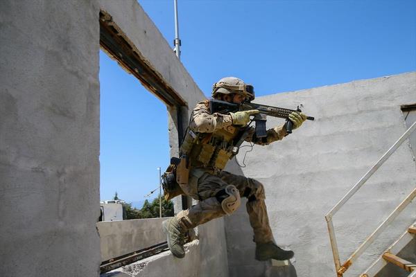 Jandarma Astsubay avu Su Yldz'n da yer ald timin, gerei aratmayan zorlu tatbikat grntlendi.