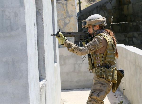 Yeni grev yerimde siyah kuak sahibi olup okulumuzda kurs gren subay ve astsubay komandolarn yakn bouma derslerinde eitmen olarak grev almaktaym."