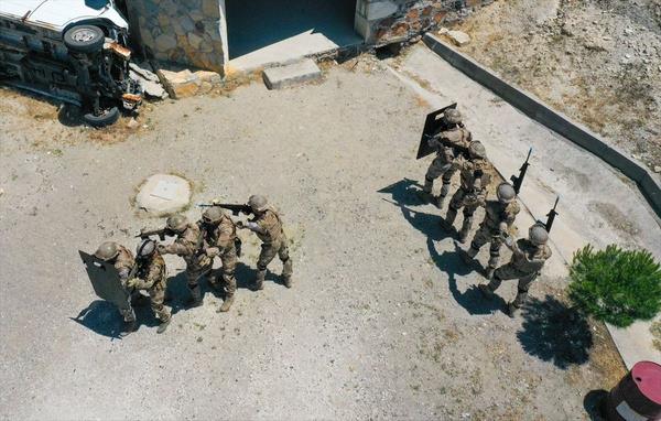 lk 20'nin arasndayd Trkiye'de tek oldu  <br>  Okulda nceki yl dzenlenen komando kursuyla Trkiye'nin ilk kadn komando astsubaylar olan 20 asker arasnda yer alan 24 yandaki Jandarma Astsubay avu Su Yldz, "12. Dnem Meskun Mahalde Terristle Mcadele Harekat Kursu"nu da baaryla tamamlayarak Trkiye'de bu eitimi alan ilk kadn jandarma unvann elde etti.