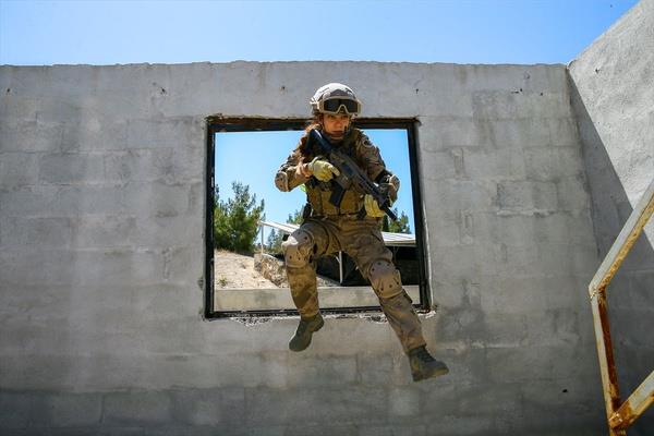 Ankara Jandarma ve Sahil Gvenlik Akademisinden mezun olduktan sonra Yalova'nn narck le Jandarma Komutanl emrinde asayi tim komutan olarak atandn belirten Yldz, unlar kaydetti...