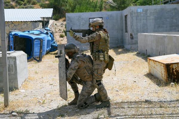 Onaylandktan sonra eitime baladm ve kursu baaryla bitirerek lkemizdeki ilk kadn komandolardan biri olmann gururunu yaadm. Ardndan sz konusu okula retmen olarak atamam yapld.