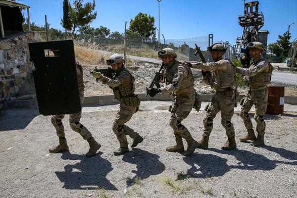 Bizlere ne tr grevler verilirse verilsin vazifemizi yapmaya her zaman hazr olacaz. Ben bizlere bu vatan emanet eden Bakomutanmz Gazi Mustafa Kemal Atatrk ile aziz ehitlerimizi saygyla ve rahmetle anyor, ayn ruh ve inanla vazifeme devam ediyorum."