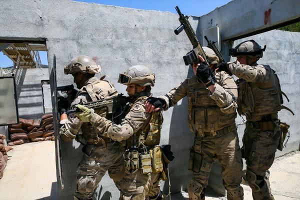 Su Yldz, jandarma tekilatnn yllardan beri hem krsalda hem de ehir iinde terristle mcadele kapsamnda gstermi olduu baary gz nnde bulundurarak Meskun Mahalde Terristle Mcadele Harekat Kursuna gnll olarak katldn vurgulayarak unlar syledi...