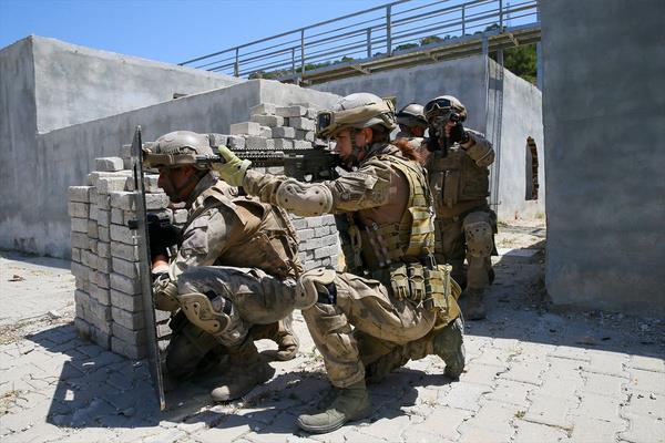 Gvenlik nlemi aldktan sonra beton duvar balyozla krarak ieri giren tim, daha sonra buradaki hedefleri etkisiz hale getirerek grevi baaryla icra etti.