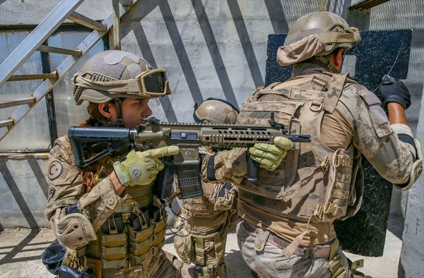 "Jandarma olmak ocukluk hayalimdi, bir kadn olarak bu grevi en iyi ekilde yapmay amaladm. Drt hafta sren kurs gerekten ok zorluydu ve beni fazlasyla gelitirdi. 12 dnemdir dzenlenen bu kursu alan ilk kadn olmaktan gurur duyuyorum.