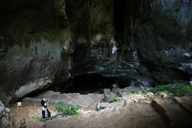 ZYARETLER YLETRMELERDEN MEMNUN    Obruklar grmeye gelen Emre Bal, ilk defa ziyaret ettii blgeyi ok beendiini belirterek, "Arkadamla Cennet obruunun en dibine kadar indik, bence harika. Herkesin gelmesini tavsiye ederim. Merdivenlerden maarann en ucuna kadar indik. Zifiri karanlk vard, harikayd. Cehennem tarafna da baktk. Bende biraz ykseklik korkusu var, cam olan yerde adm atamadm, ok korktum, biraz geri plandan izledim. Oras da buras da harikayd" ifadelerini kulland.