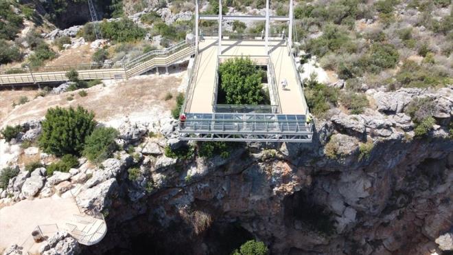 nceki dnemlerde incelenmesi zor olan obrukta, seyir teras sayesinde daha kolay gzlemlenme imkan oluturuldu. Ziyaretiler iin sosyal alanlarn da hazrland blgenin otopark yeniden dzenlendi.    Obruklar, sezonun almasyla ok sayda ziyaretiyi arlamaya balad.