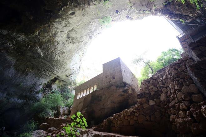 Elips biiminde 250 metrelik ap olan obrua merdivenle inmekte zorluk yaayan yal, engelli ve kronik rahatszl bulunan ziyaretiler iin ina edilen asansr de hizmete ald. Girii obruun tabannda olan ve doal su akan maaraya da yry yolu kazandrld.