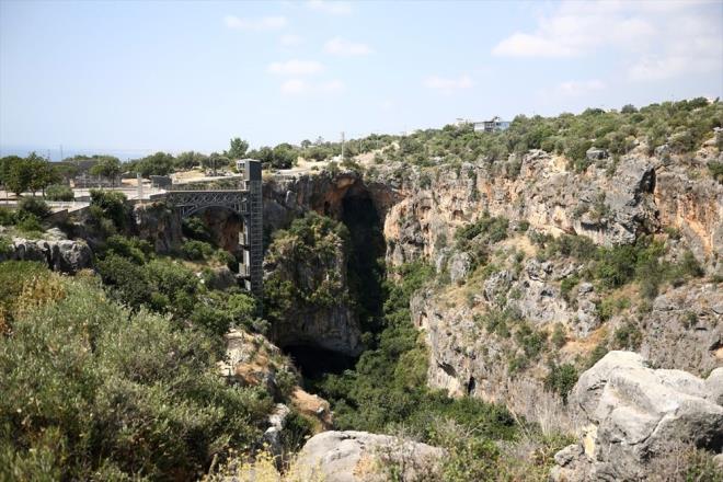 Ku seslerinin yankland yeil tabiat ve dibinden akan suyuyla "cennet" olarak adlandrlan 70 metre derinliindeki obruun, 452 basamakl yry yolunda ve tabanndaki Meryem Ana Kilisesi'nde iyiletirme yapld.