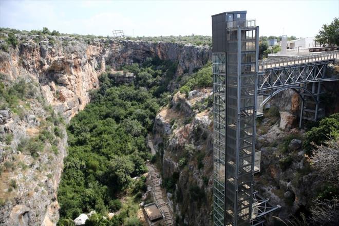 "ZYARET SAYISI NCEK SEZONLARDA YILLIK 80 BN LE 100 BN ARASINDAYDI"    Silifke Belediye Bakan Vekili Sadk Altunok, obruklarn, seyir teras, yry yollar ve asansr gibi birok yenilikle daha iyi hale getirildiini syledi.    Blgeye turist ekme hedeflerinden bahseden Altunok, "Yaplan yatrmlarla nceki sezonlarda yllk 80 bin ile 100 bin arasnda olan ziyareti saysnn, bu yl Covid-19'un etkisinin azalmasyla 500 bine ulamasn bekliyoruz" dedi.  Mersin'de yerin 30 kat altna yolculuk: Cennet ve Cehennem Obruklar - 7